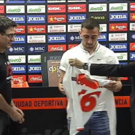 Alcácer se solidariza con un aficionado