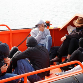 Un grupo de migrantes, a bordo de la embarcación de Salvamento Marítimo tras ser rescatadas de una patera en aguas próximas a Melilla.- EFE