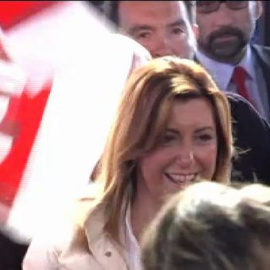 Susana Díaz, increpada por miembros de la PAH a la salida de un mitin del PSOE en Huelva