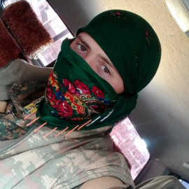 El hombre que combatió al DAESH, encapuchado