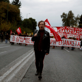 Miles de personas marchan en Atenas para conmemorar las protestas estudiantiles contra la dictadura de 1973. REUTERS/Costas Baltas