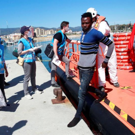 Llegada al puerto de Algeciras (Cádiz) de los ocho inmigrantes que Salvamento Marítimo ha rescatado este domingo de una patera que navegaba por el Estrecho con rumbo a la costa española. EFE/A.Carrasco Ragel.