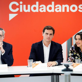 El presidente de Ciudadanos, Albert Rivera (c), junto al secretario general, José Manuel Villegas (i), y la líder del partido en Cataluña, Inés Arrimadas (d). /EFE