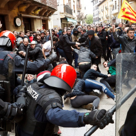 14/04/2019 - La Ertzaintza ha tenido que cargar contra los manifestantes para proteger a Albert Rivera en Errenteria (Gipuzkoa). / EFE - Javier Etxezarreta
