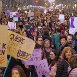 Mujeres en la manifestación de la huelga feminista del 8M en Barcelona. / JOEL KASHILA