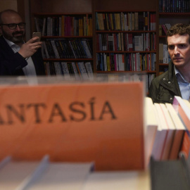 El presidente del PP, Pablo Casado, visita una librería durante un paseo electoral. RAFA ALCAIDE/EFE