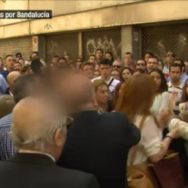 Un joven propina un puñetazo a un hombre por un buen sitio para ver una procesión