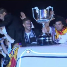 El Real Madrid celebra con su afición su victoria en la Copa del Rey