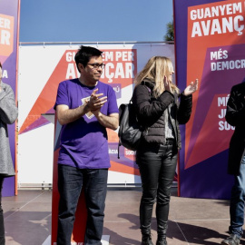 L'alcaldessa de Barcelona, Ada Colau, el tinent d'alcalde de Barcelona, Gerardo Pisarello, la candidata per a les llistes europees pels comuns, Eugenia M. Palop, i el cap de llista per aquest 28 d'abril, Jaume Asens, durant un acte de campanya al barri de