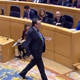 Un senador de CiU regala un libro a Rajoy durante la sesión de control