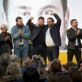 l número dos de ERC al Congreso por Barcelona, Gabriel Rufián (c) junto al alcaldable sabadellense Juli Fernàndez (c-d) participa en un acto de campaña del partido en Sabadell. EFE/Marta Pérez