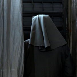 Una monja en una cabina prepara su voto para las elecciones del 26-J. REUTERS/Eloy Alonso