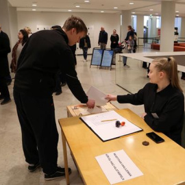Un votante introduce su papeleta en la urna en el centro de votación del Ayuntamiento de Helsinki durante las elecciones parlamentarias del domingo en Finlandia / EFE
