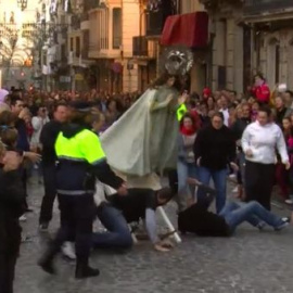 Doble caída de la imagen de la Virgen en Alcoi