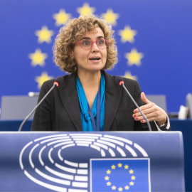 La presidenta de la Comisión de Peticiones del Parlamento Europeo y exministra de Sanidad con el PP, Dolors Montserrat, en una intervención en la Eurocámara.  EFE