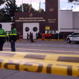 Personal de la Policía en la entrada de la Escuela General Santander donde un coche bomba causó una explosión el pasado 17 de enero en Bogotá (Colombia) | EFE/ Archivo