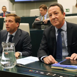 Martínez-Almeida y Henríquez de Luna, en el pleno del Ayuntamiento de Madrid el pasado martes. EFE/Ballesteros