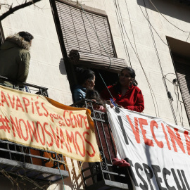 Balcones del barrio de Lavapiés con carteles en contra de los deshaucios en el barrio en el mismo día que activistas de la plataforma 'Stop Desahucios'. Eduardo Parra Europa Press