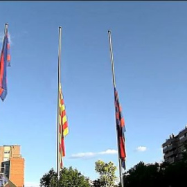 Banderas a media asta en el Camp Nou por Tito Vilanova
