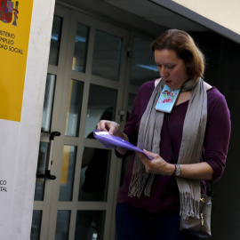 Una mujer sale de una oficina del Servicio Público de Empleo en Sevilla. REUTERS