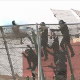 Unas 140 personas logran saltar la valla de Melilla