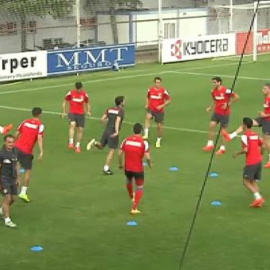 Los aficionados rojiblancos acompañan al Atlético durante el entrenamiento