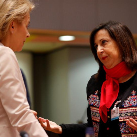 La ministra de Defensa española, Margarita Robles (d), conversa con su homóloga alemana, Ursula von der Leyen (i), durante la reunión de ministros de Defensa y Asuntos Exteriores de la Unión Europea (UE), en Bruselas (Bélgica), hoy, 19 de noviembre d
