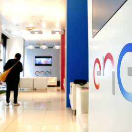 El logo de la energética italiana Enel, en una de sus tiendas en Milán. REUTERS/Stefano Rellandini