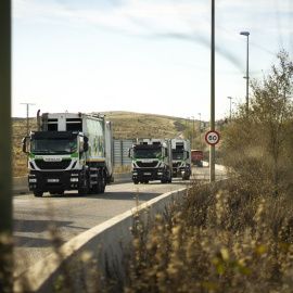 Camiones de basura en ruta hacia un vertedero. ANA BELTRÁN