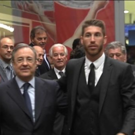 Florentino Pérez felicita uno a uno a sus hombres tras la victoria ante el Bayern