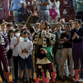  El diestro Finito de Córdoba tras cortar dos orejas, al finalizar el festejo mixto celebrado este sábado en el Coso de Los Califas de Córdoba.- EFE/Rafa Alcaide