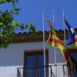 El Gobierno demanda a 80 ayuntamientos catalanes por no izar la bandera española