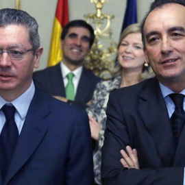 El magistrado Manuel Marchena (derecha) con el exministro de Justicia del PP Alberto Ruiz-Gallardón, quien le encargó la reforma de la Ley de Enjuiciamiento Criminal.