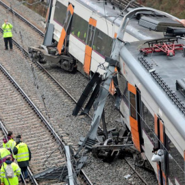 Una persona ha muerto y tres han resultado heridas de gravedad por el descarrilamiento de un tren de cercanías en Vacarisses  |  EFE