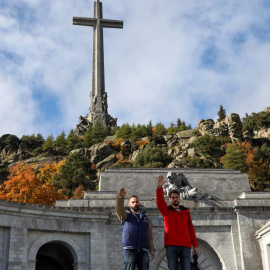 Dos jóvenes realizan el saludo fascista delante de la entrada principal del Valle de los Caídos. (SUSANA  VERA | REUTERS)