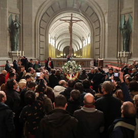 Decenas de personas se arremolinan en torno a la tumba del dictador en la basílica del Valle de los Caídos. (SUSANA VERA | REUTERS)