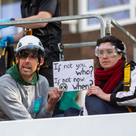  16 de abril de 2022, Reino Unido, Londres: El piragüista de slalom inglés y medallista de oro olímpico Etienne Stott y la marinera olímpica Laura Baldwin protestan en un camión petrolero a través de Hyde Park durante una manifestación de Extinctio