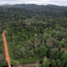  Un helicóptero de la Misión de las Naciones Unidas en la República Democrática del Congo (MONUC) sobrevuela una aldea. — EMMANUEL PEUCHOT / AFP