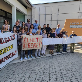 10/09/2022. Un grupo de docentes se manifiesta a las puertas un instituto por los bajos salarios y por las limitaciones al derecho a la huelga, a 10 de septiembre de 2022.