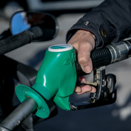  Una persona pone gasolina en una gasolinera el día en que ha entrado en vigor la rebaja de 20 céntimos en el litro de la gasolina, a 1 de abril de 2022, en Pozuelo de Alarcón, Madrid (España). - EUROPA PRESS
