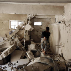 Un niño yemení inspecciona un edificio destruido tras sufrir un ataque aéreo por parte de las fuerzas saudíes. EFE