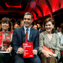 El secretario general del PSOE y presidente del Gobierno, Pedro Sánchez, acompañado de la presidenta del PSOE Cristina Narbona y la vicepresidenta Carmen Calvo, presenta las 110 principales medidas del programa electoral con el que los socialistas concu