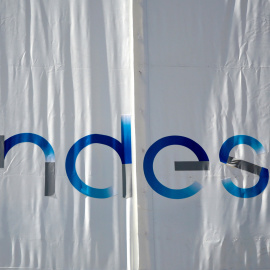 El logo de Endesa en un cartel desplegado en su sede en Madrid. REUTERS/Andrea Comas