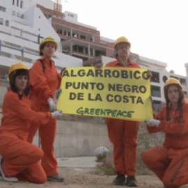 Greenpeace  pinta de negro parte de la fachada del hotel El Algarrobico