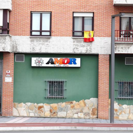 Vista de las inmediaciones del lugar en el que una mujer ha resultado herida grave tras ser apuñalada este miércoles en la localidad asturiana de Lugones por un hombre que se ha resistido a la detención y que también ha sufrido lesiones. EFE/ José Lu