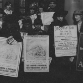  Londres, 1906. Miembros de The London & Provincial Anti-Vivisection Society manifestándose en contra de la crueldad hacia los animales y para incluir sus demandas en la agenda política.