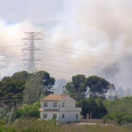 Un incendio obligó al desalojo de más de 200 viviendas en Manises (Valencia)