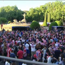 La afición atlética celebra ya en Neptuno el título de Liga
