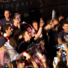 Los jugadores del Atlético se entregan a la afición a su llegada a Madrid