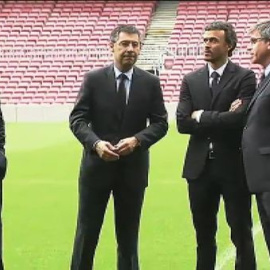 Aficionados con camisetas del Madrid aclaman a Luis Enrique